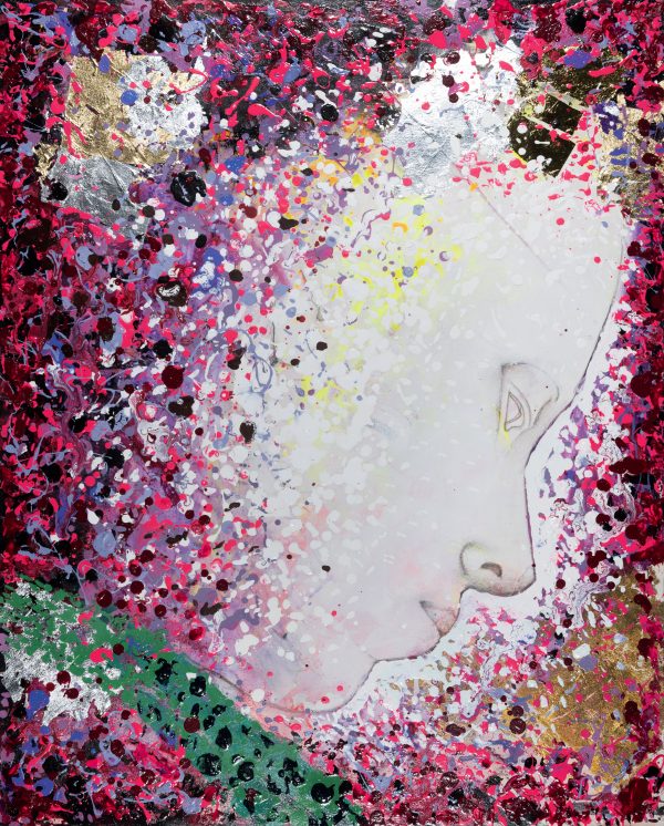 Oobra da série Gotejar, Roberto Camasmie une a delicadeza do retrato à força da pintura gestual. Entre respingos, texturas e nuances douradas, a figura feminina emerge em um instante de contemplação, revelando a beleza que nasce do encontro entre emoção, memória e movimento.”